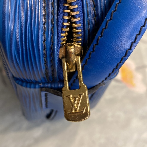 Louis Vuitton Epi Jeune Fille Leather Crossbody Shoulder Bag - Picture 9 of 15